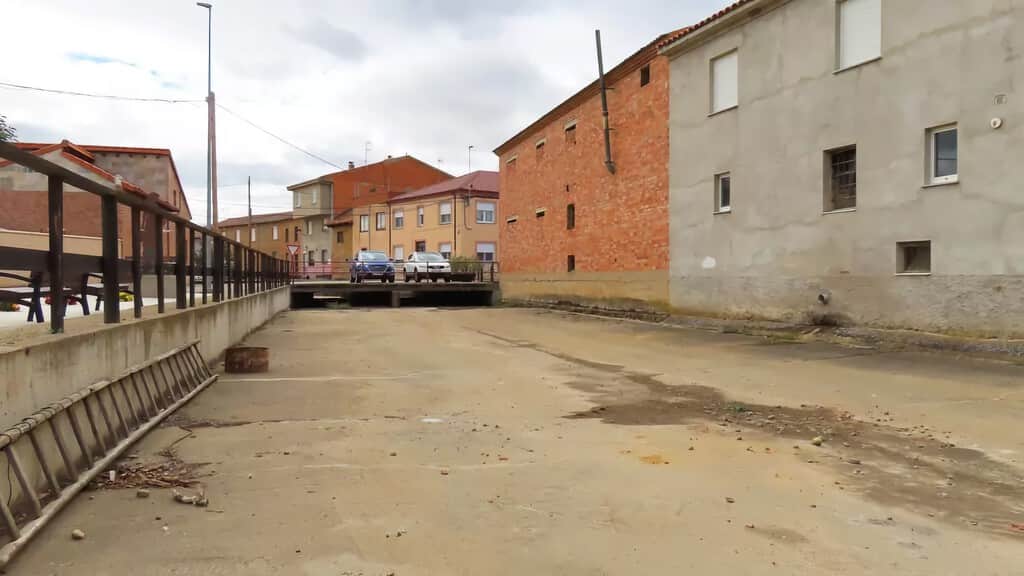 En Órbigo (León) decidieron modernizar el regadío para ahorrar agua. El resultado es que han dejado el río seco