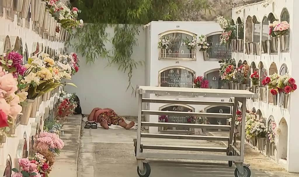 En Ibiza están viviendo tal crisis de vivienda que algunas personas ya duermen en cementerios, entre nichos y lápidas de mármol