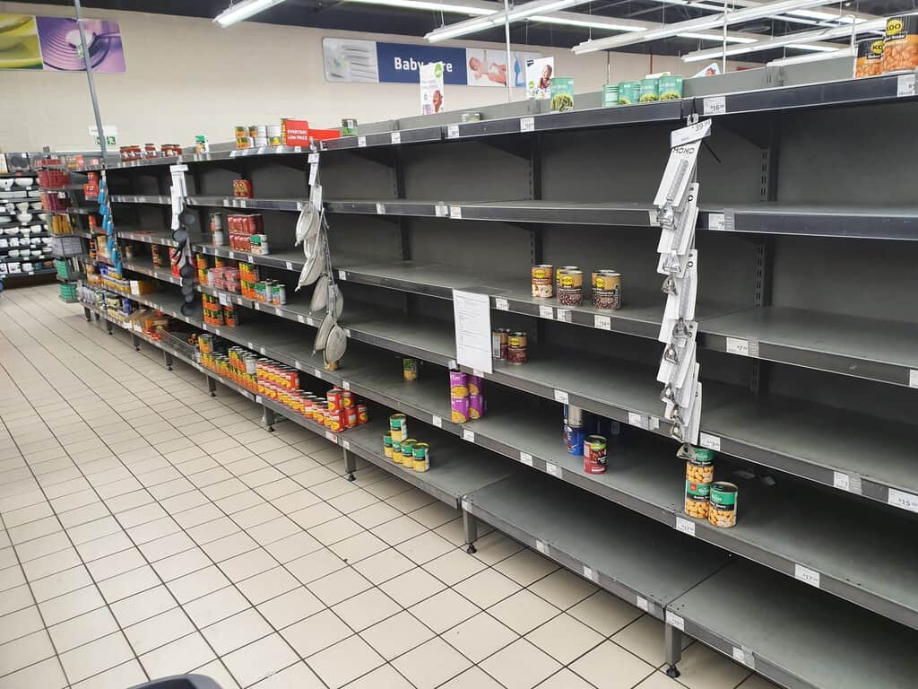 Reino Unido debe saber algo que no sabe el resto de Europa: va a pedir a sus ciudadanos que acumulen comida y agua en casa
