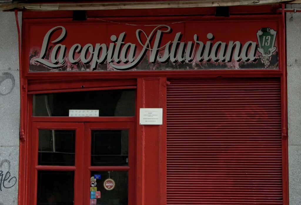 El mítico bar de Madrid donde se rodó esa escena de 'La bola negra': café de pota y una familia al frente desde 1959