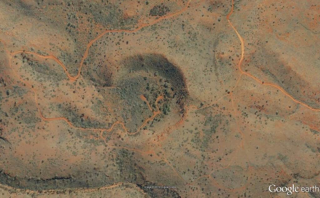 Hizo zoom sobre un extraño círculo en el mapa de Google. Había encontrado algo muy antiguo que no venía de la Tierra