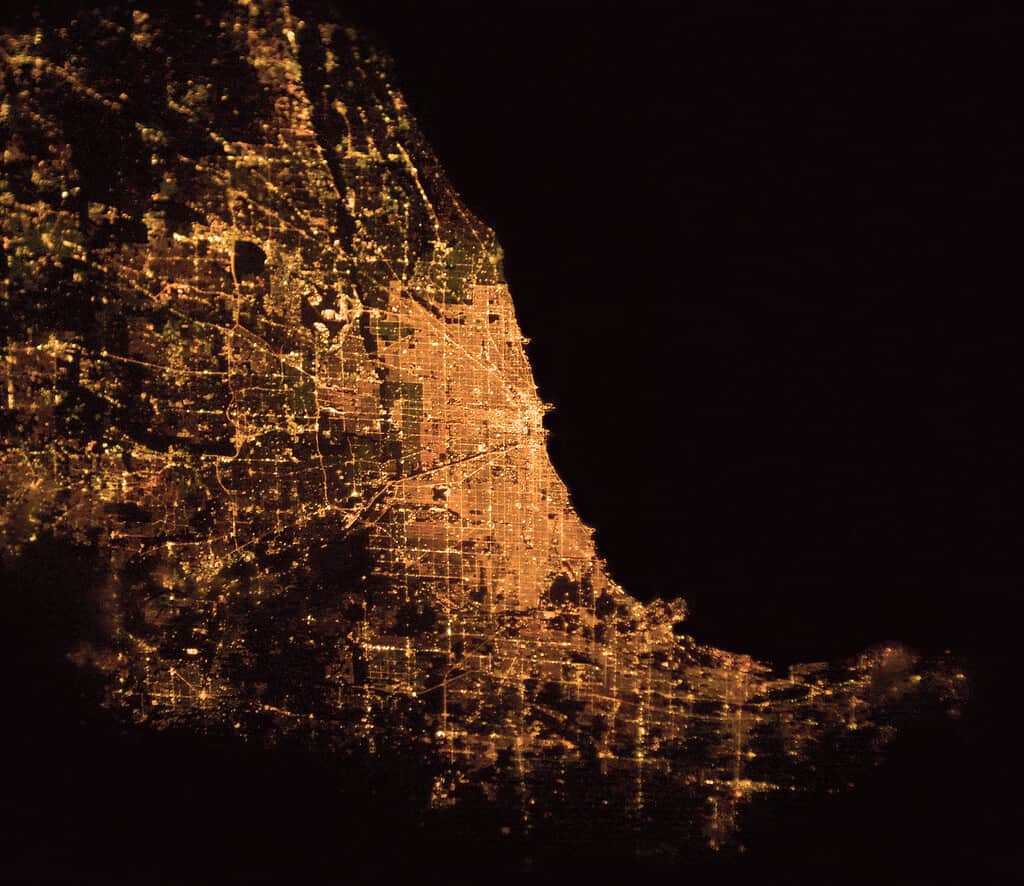 Un astronauta lleva 23 años fotografiando nuestras ciudades desde el espacio. Sus fotos muestran cómo hemos cambiado de color