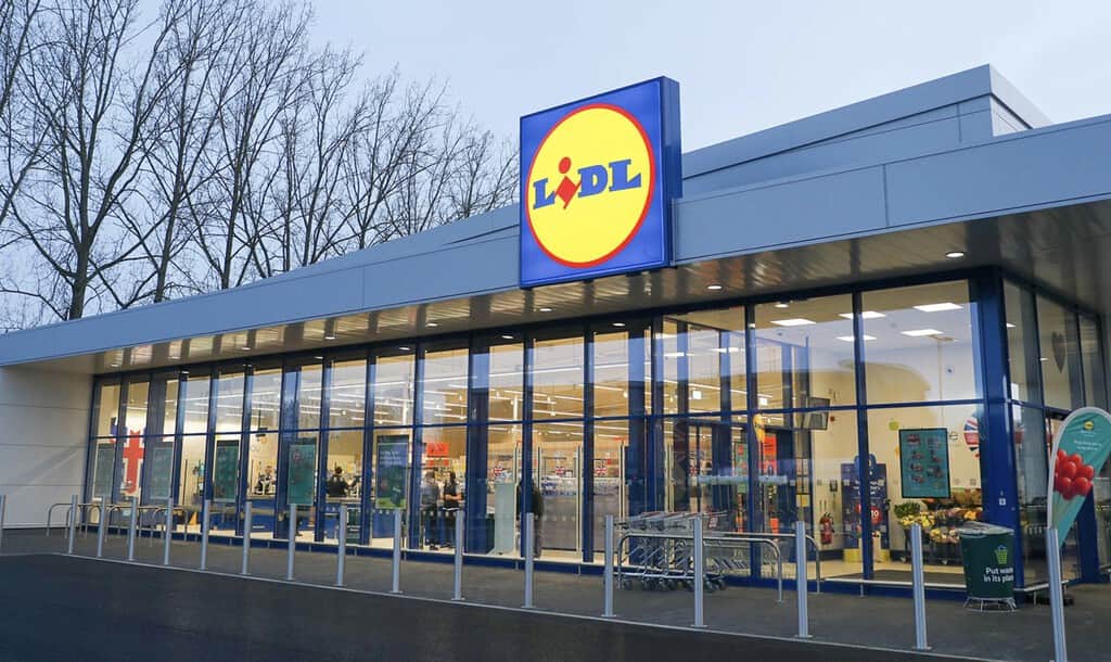 Lidl está agotando esta solución para tener hasta seis enchufes extra en patios y terrazas por 9,99 euros