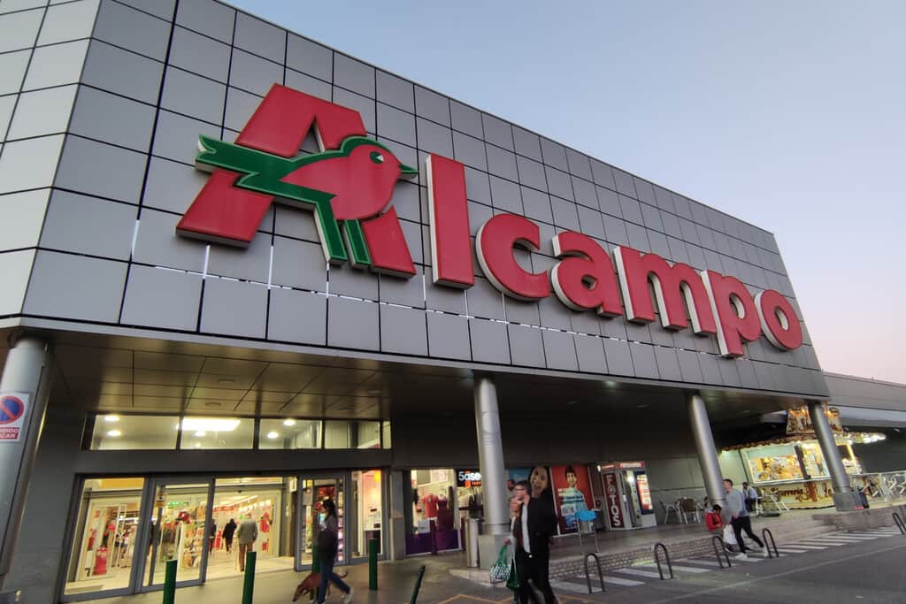 Alcampo va a sustituir 560.000 etiquetas de papel por pantallas electrónicas. Hay una cara B: los precios dinámicos