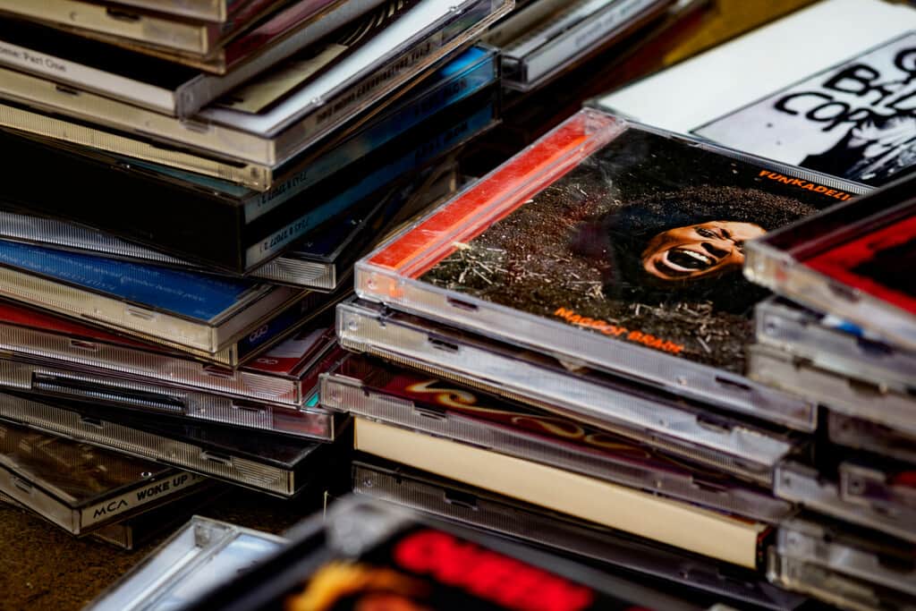 Los jóvenes están volviendo a comprar CDs. Hay un pequeño detalle: la mitad ni siquiera tiene reproductor