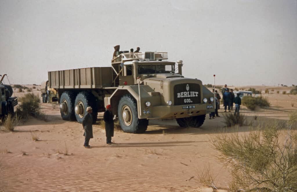 En 1957 Francia necesitaba un camión imposible para el desierto. La solución fue el Berliet T100, un camión gigantesco que terminó en fracaso