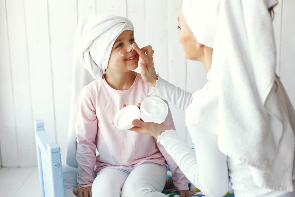 Cada vez las niñas alcanzan antes la pubertad, y la ciencia apunta a los cosméticos y los perfumes como uno de los culpables