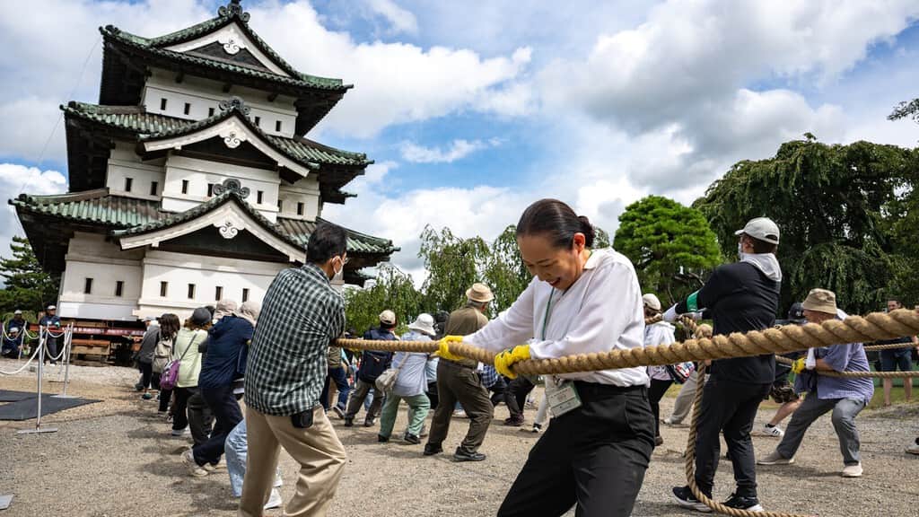 8.000 personas se han apuntado para ayudar en una reforma de Japón: están moviendo un castillo de 360 toneladas con una cuerda