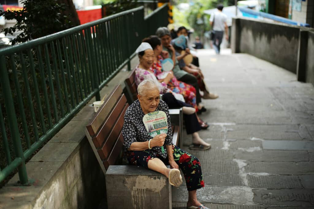 A medida que envejece, una nueva industria está tomando forma en China: el alquiler de "hijos subcontratados"