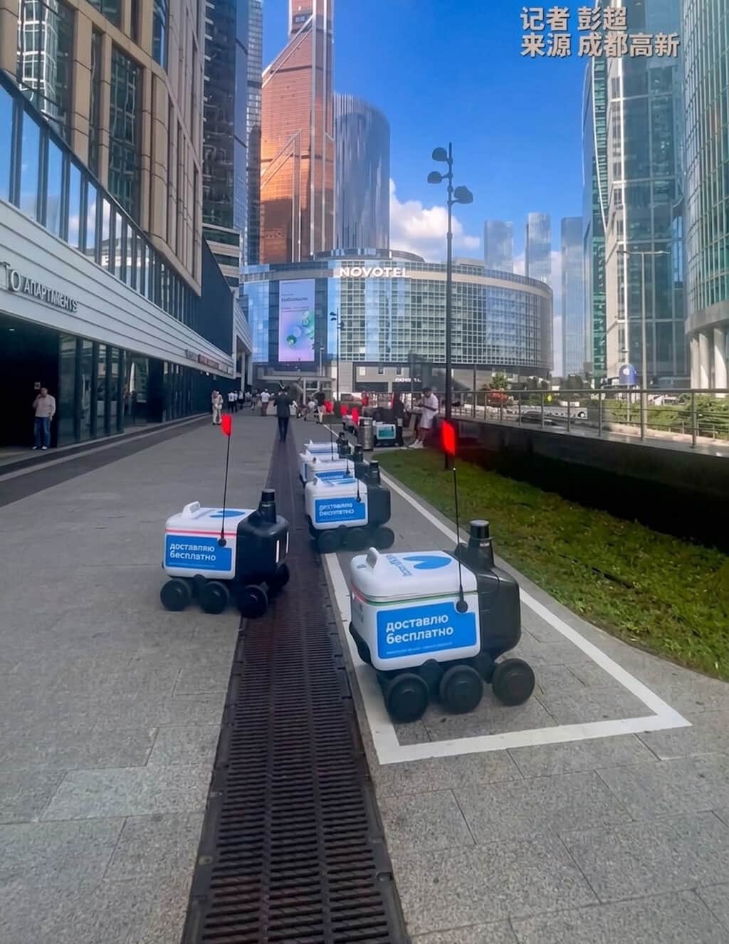 China ya está enviando miles de robots de reparto a Europa: cargan 20 kilos y trabajan más de 12 horas seguidas