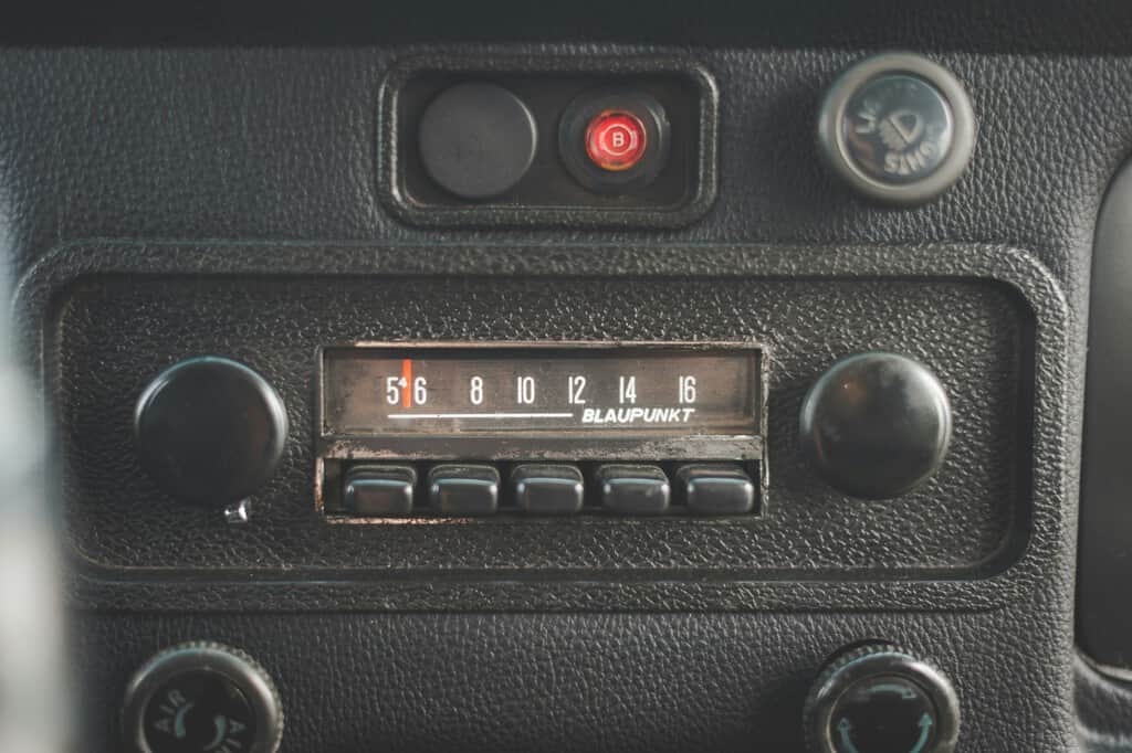 Ante el avance del streaming, la radio europea se está uniendo para exigir FM y DAB+ obligatorios en los coches nuevos