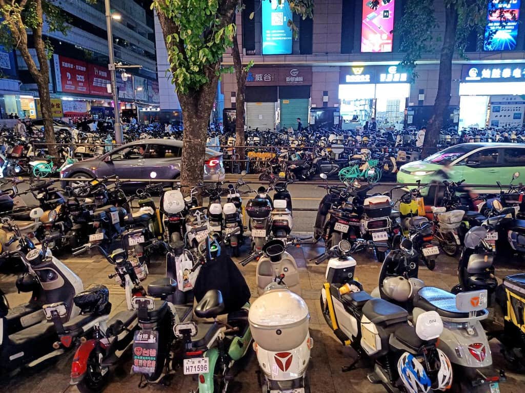 No son coches eléctricos ni los drones de tráfico: lo que domina las calles de Shenzhen es una plaga de motos