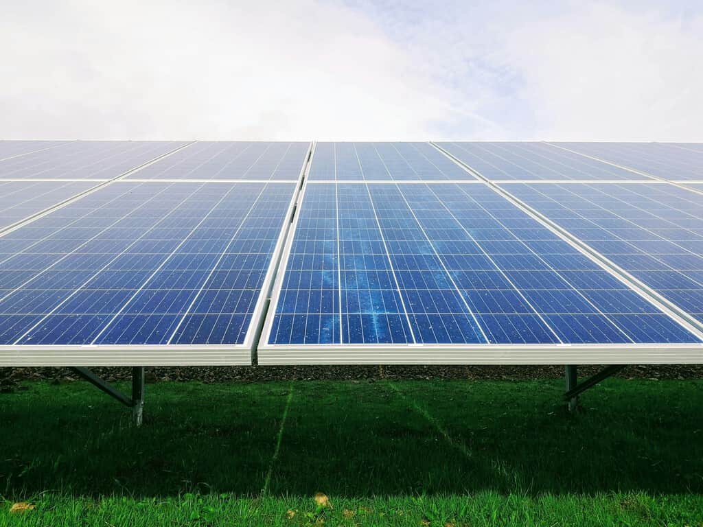 El barrio de Maradona sufre apagones. Su apuesta para evitarlos: 134 paneles solares conectados directamente a la red