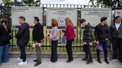 El gobierno de Trump cancela las entrevistas para visas de inmigrantes en los consulados y embajadas de EE.UU. en todo el mundo