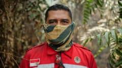 Los voluntarios que arriesgan sus vidas para desactivar las "bombas de carbono" de los catastróficos incendios forestales que azotan Indonesia