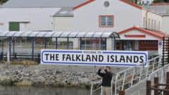 Por qué volvió la tensión entre Argentina e Inglaterra por Malvinas/Falklands 44 años después de la guerra