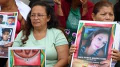 "Hace cuatro años que no lo veo y ya no sé si existe o no": las mujeres que buscan a sus hijos en las cárceles de Bukele