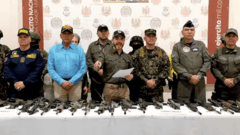 Qué busca De la Espriella con sus polémicas imágenes caminando entre cadáveres de presuntos guerrilleros en Colombia