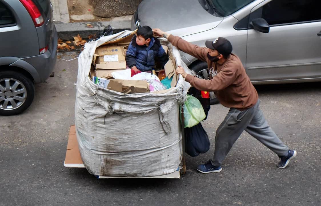 Estiman que la pobreza volvió a subir y sumó 1,7 millones de personas en el primer semestre