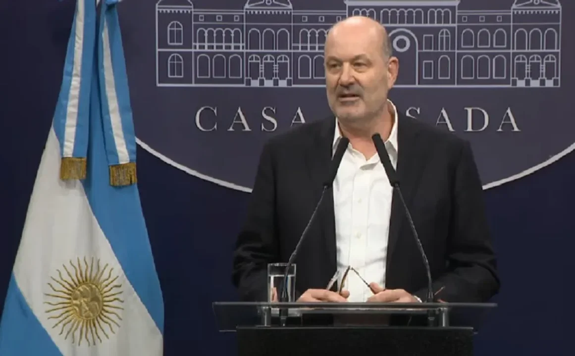 Sturzenegger admitió la caída del empleo asalariado formal y apuntó al crecimiento del monotributo