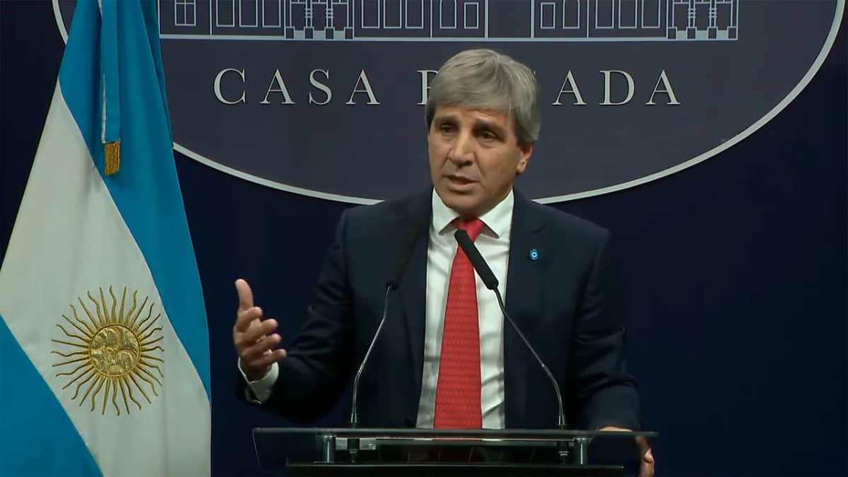Caputo reconoció que la economía desaceleró y atribuyó la suba del riesgo país al contexto externo y a 2027