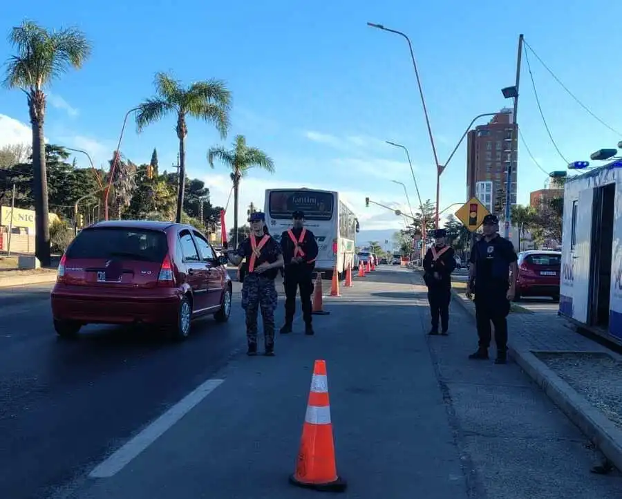 Operativo en Villa Carlos Paz: secuestraron una moto con pedido vigente y labraron 10 actas