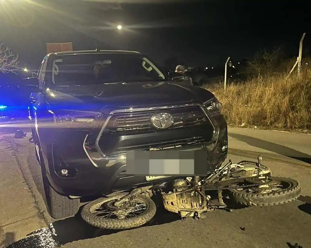 Choque entre una camioneta y una moto dejó un hombre herido en Villa Carlos Paz