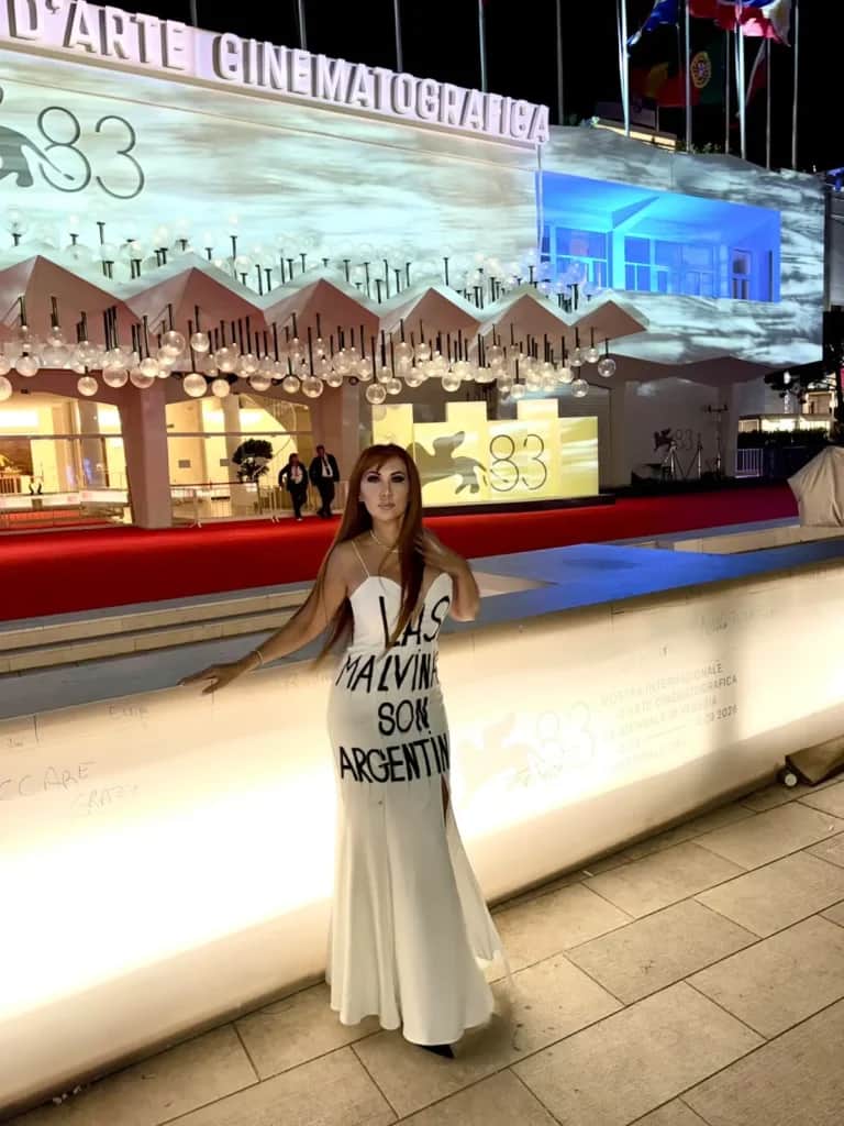 La cordobesa Graciela Sáez llevó el mensaje “Las Malvinas son argentinas” a la alfombra roja de Venecia