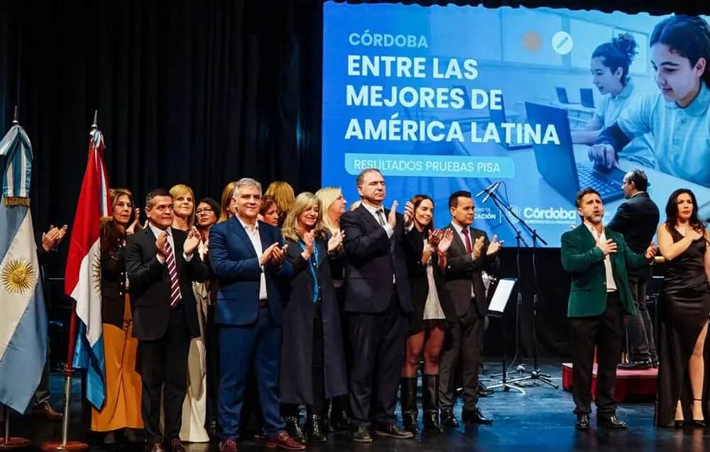 Llaryora reconoció a los docentes por los resultados alcanzados por Córdoba en las pruebas PISA
