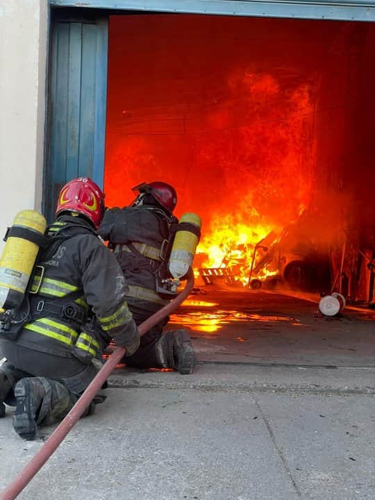 Bomberos trabajaron para apagar un incendio que se generó en barrio Rosedal