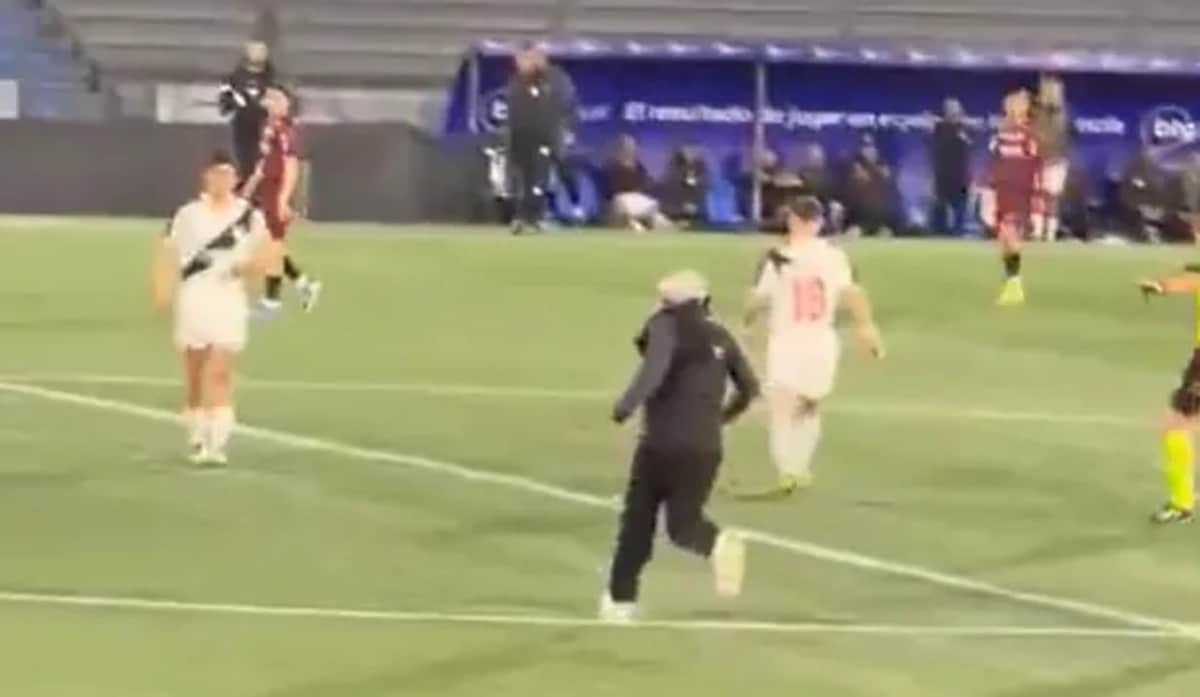 Escándalo en Uruguay: barras de Danubio entraron a la cancha para pegarle a los jugadores