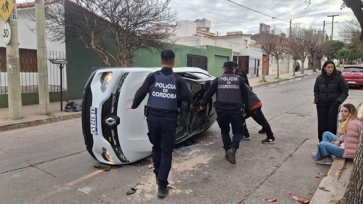 Córdoba: volcó su auto frente a un colegio y rescató a su bebé