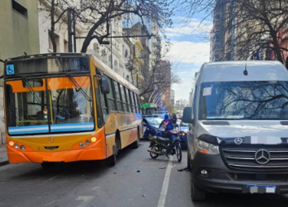 Choque triple en pleno Centro de Córdoba: un motociclista fue internado