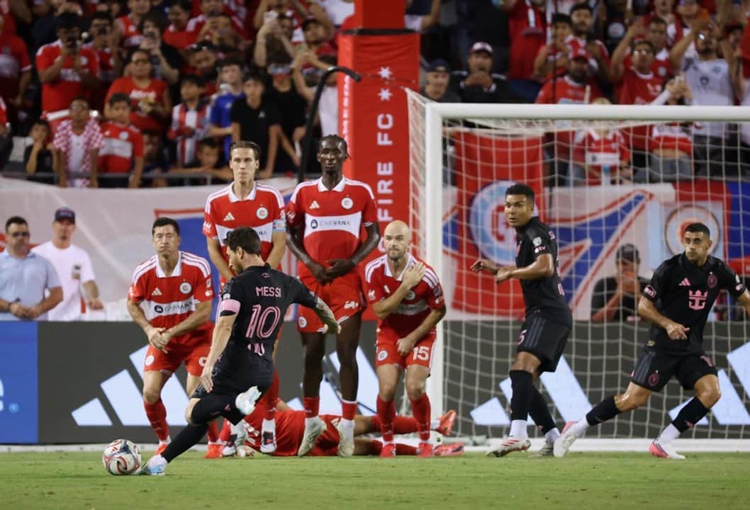 Duelo de gigantes en la MLS: destellos de Messi, golazo de Lewandowski y un final al rojo vivo