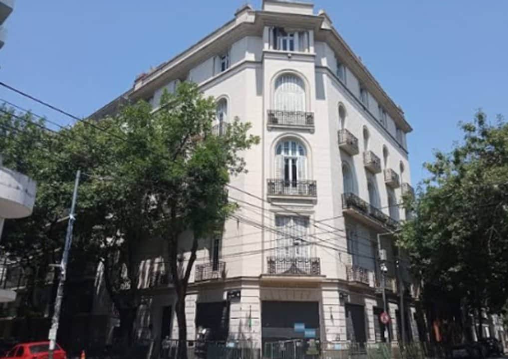 Allegados a Cristina tienen departamentos donde ella cumple arresto domiciliario