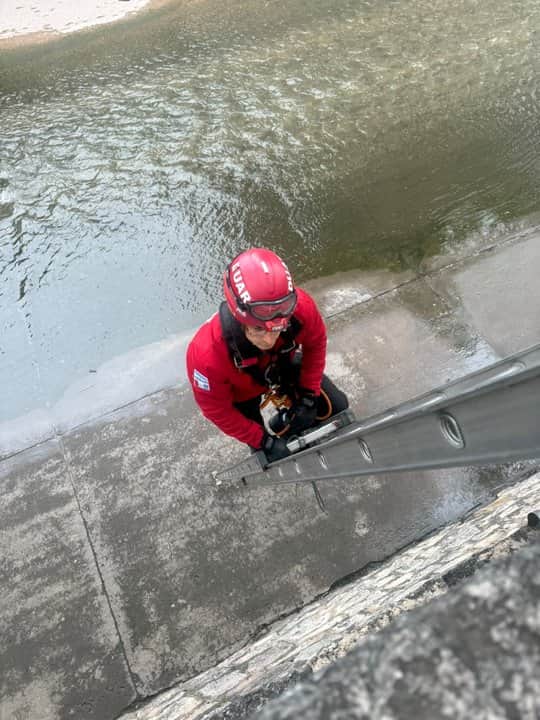 Rescate en el centro de Córdoba: el DUAR salvó a un perro que cayó al canal de La Cañada