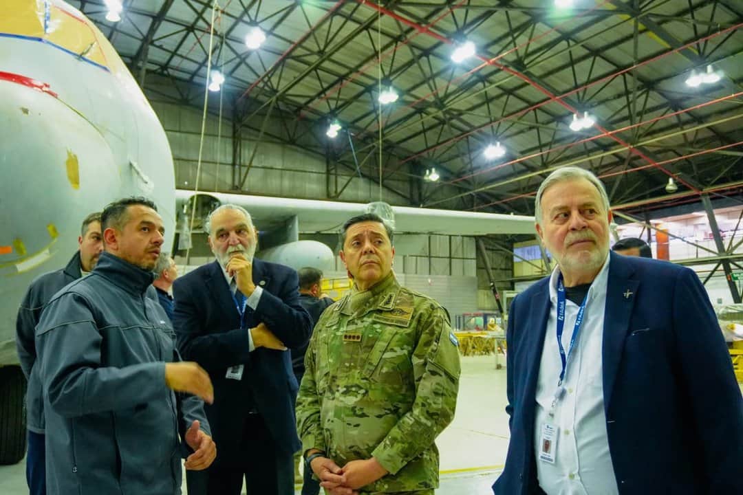 El ministro Carlos Presti visitó FAdeA en la previa de la llegada del papa León XIV a Córdoba