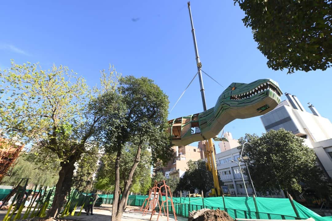 Gigante y en pleno Parque de las Tejas: así es el nuevo dinosaurio de Córdoba