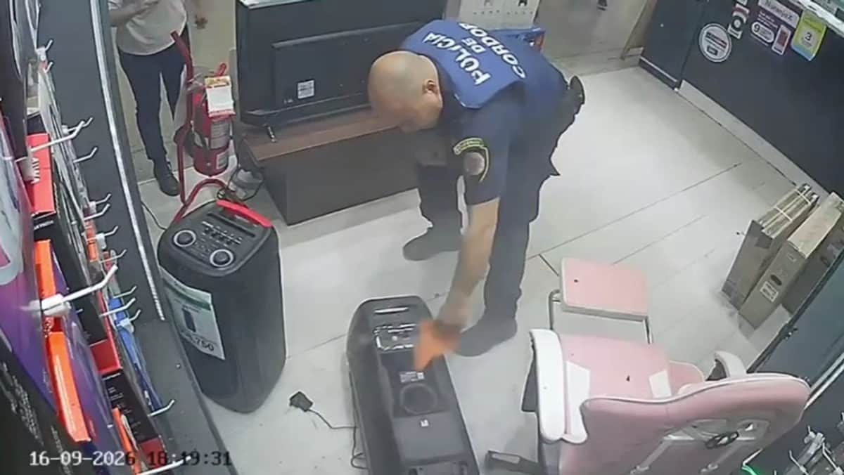Un parlante explotó en un centro comercial de Córdoba y un policía evitó el incendio