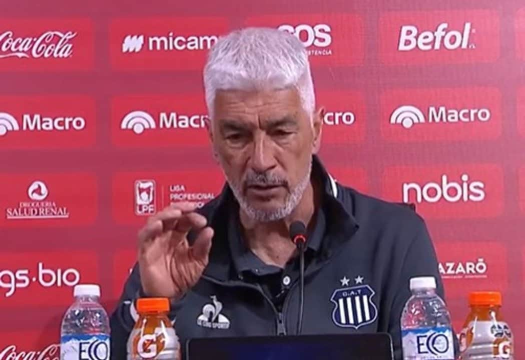 Omar De Felippe mostró su bronca y su frustración tras la derrota de Talleres