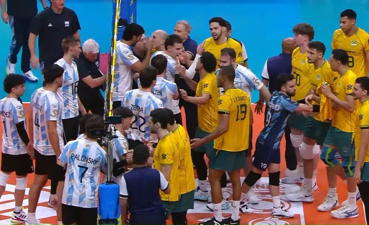 Escándalo en el vóley: Brasil le ganó a Argentina y el festejo terminó en empujones