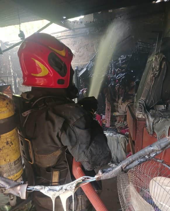 Incendio en Córdoba: bomberos reanimaron y salvaron a un perro en barrio Liceo