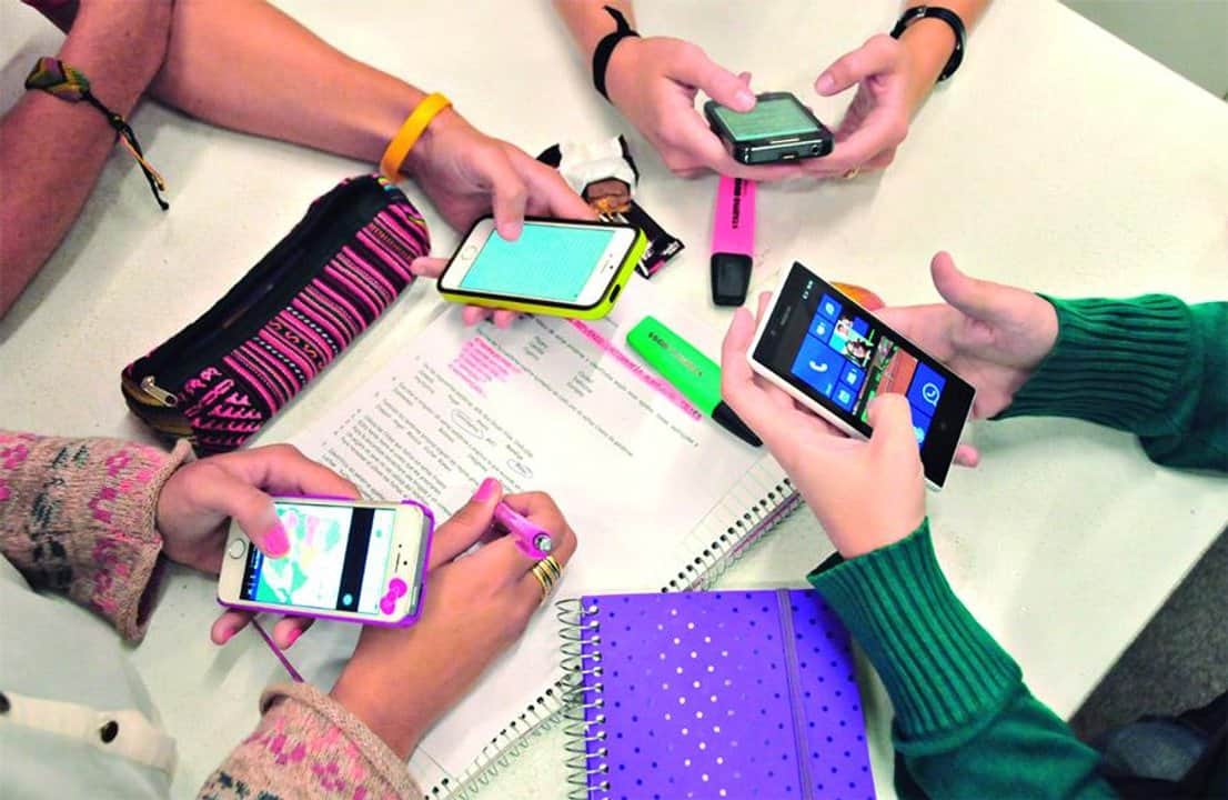 México restringirá el uso de celulares en las escuelas desde noviembre
