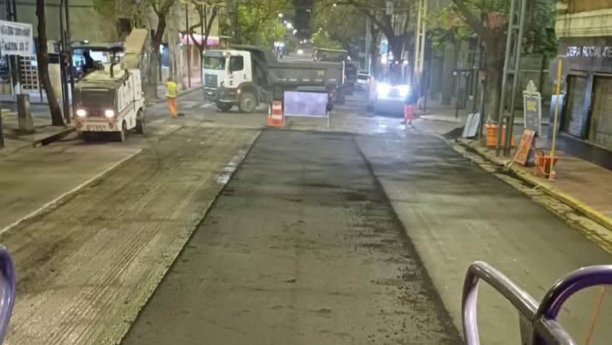 De noche y camino a la visita del Papa, repavimentan avenida céntrica en Córdoba