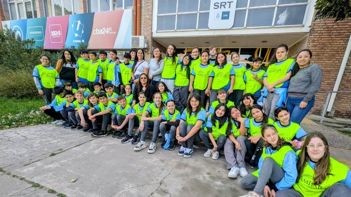 Alumnos de 6º grado del Centro Educativo Bernardino Rivadavia recorrieron Canal 10 y las radios de la UNC