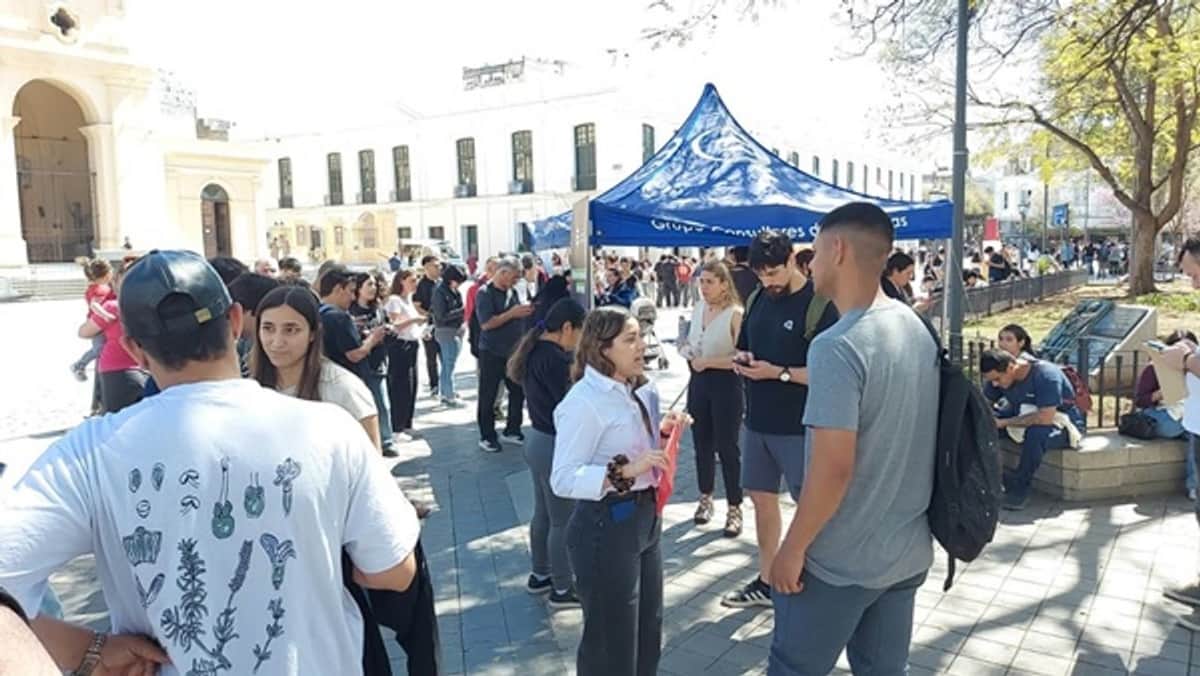Largas filas de postulantes en busca de empleo frente a la Catedral de Córdoba