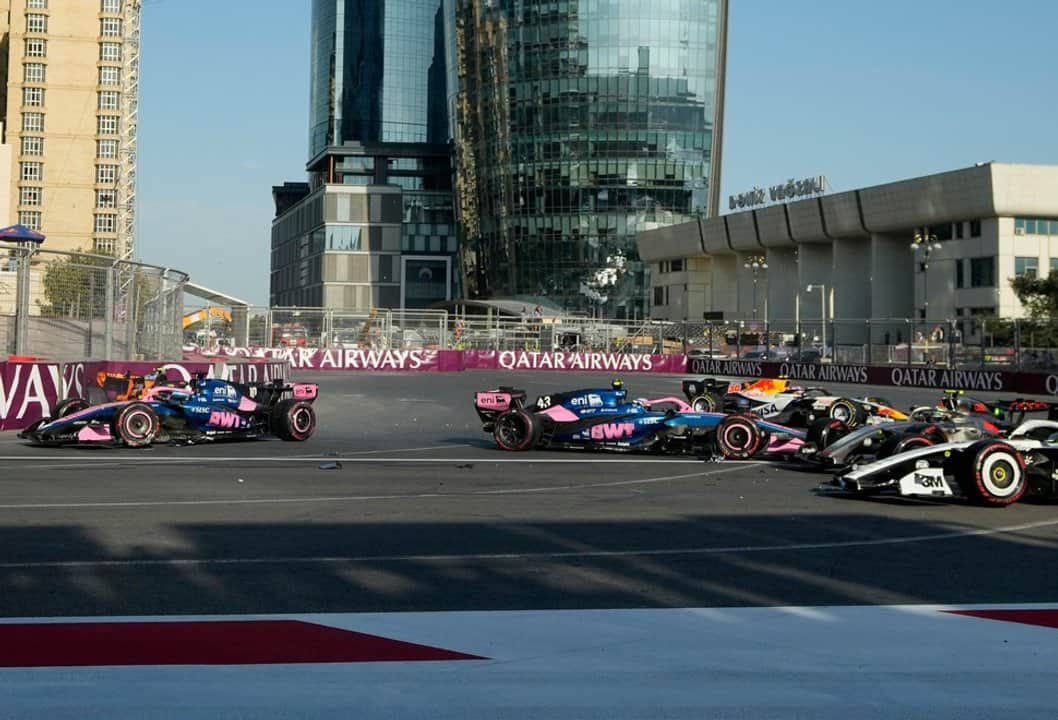 Desazón en Bakú: Colapinto chocó con su compañero Gasly en el relanzamiento y terminó con un doble abandono para Alpine