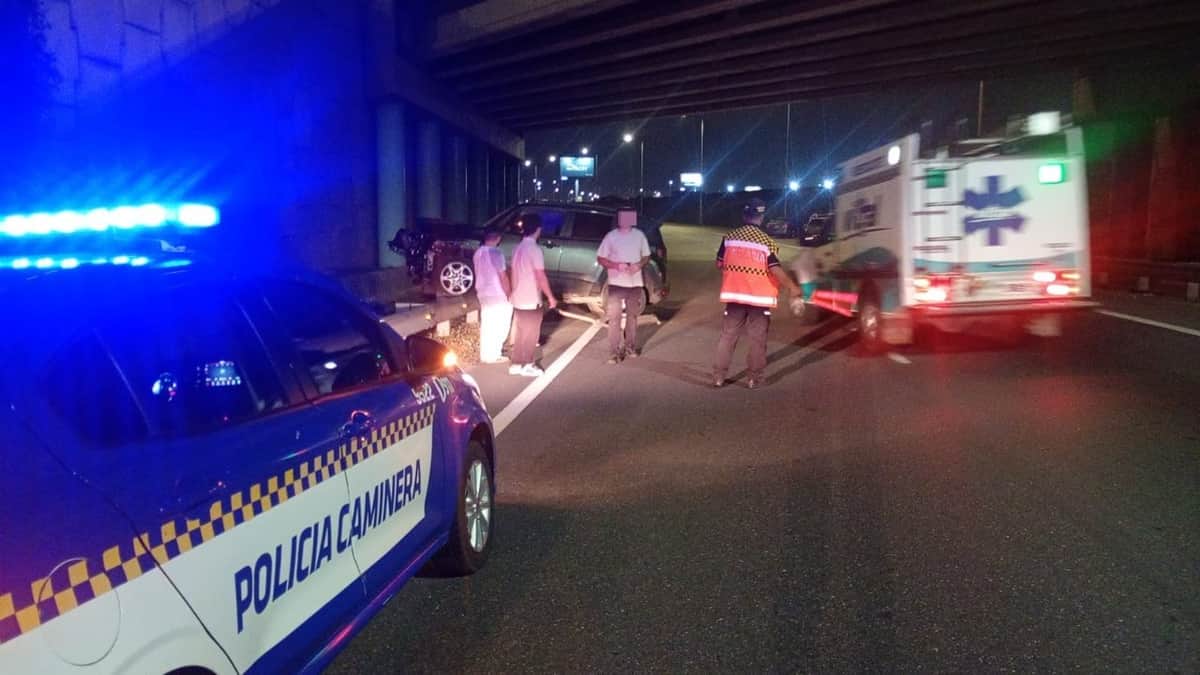 Espectacular despiste en Córdoba: destrozó su camioneta en Circunvalación