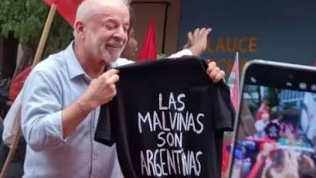 En una caravana previa a las elecciones, Lula mostró una remera de Malvinas