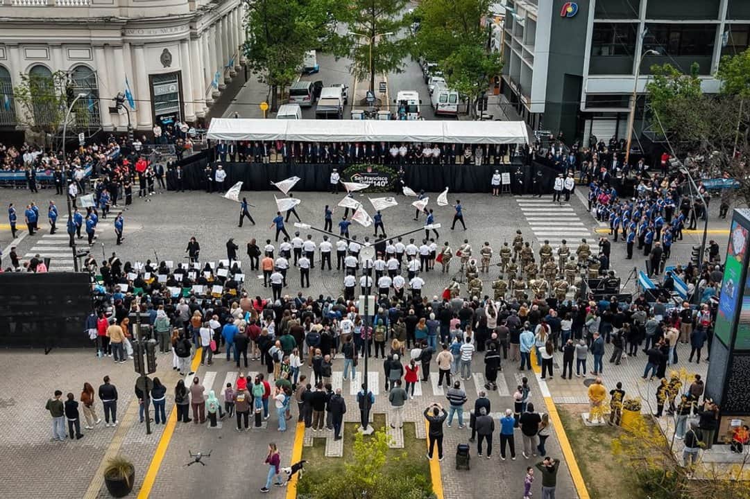 Martín Llaryora encabezó en San Francisco el desfile por el 140° aniversario de la ciudad